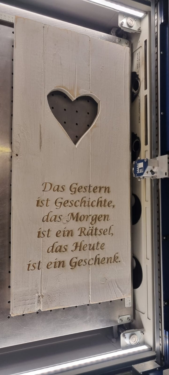 Kundenauftrag - Diese schöne weiße Deko durften wir mit Text gravieren. Danke Ute